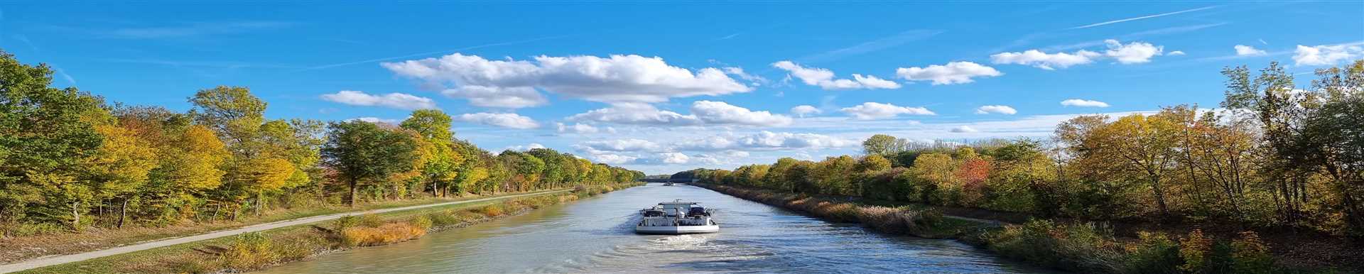 Mittellandkanal im Herbst mit Schiffen