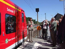 Manuela Herbort, Vorsitzende der Regionalleitung der DB Regio, erläutert die Vorteile der neuen S-Bahn-Züge