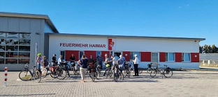 Sommerradtour 2022, Bild der Radfahrenden vor dem Feuerwehrgerätehaus Haimar © Stadt Sehnde